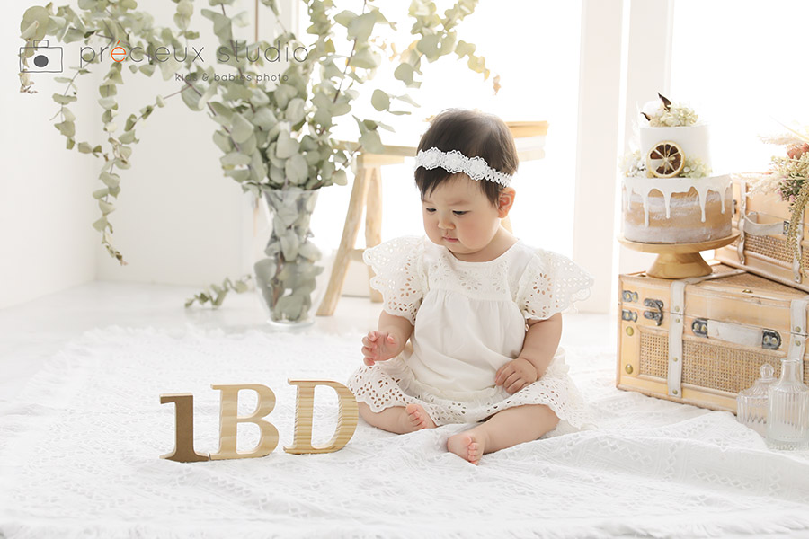 1歳のお誕生日記念写真撮影 笑顔も可愛い女の子のバースデーフォト