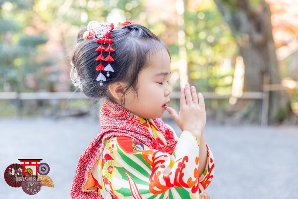 鎌倉鶴岡八幡宮で七五三のお参りをする女の子 レトロな着物で3歳の七五三参り