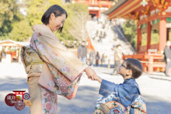 鶴岡八幡宮に七五三のお参り 着物姿の5歳の男の子とママ