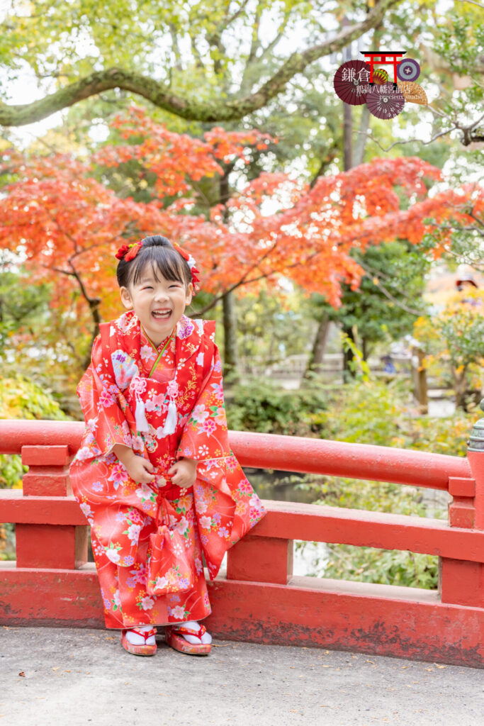 鎌倉鶴岡八幡宮に七五三のお参り 赤い着物に被布で笑顔の女の子 出張撮影