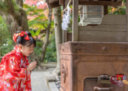 神社に七五三のお参り 赤い着物で七五三参りの女の子