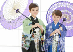 兄弟和服姿で七五三の記念写真撮影 羽織袴に和傘でポーズ
