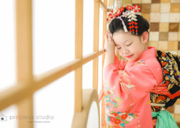 レトロな新日本髪で七五三写真撮影の女の子