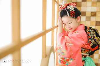 レトロな新日本髪で七五三写真撮影の女の子